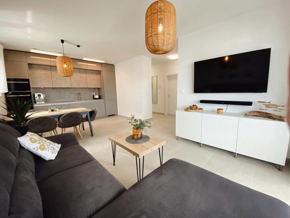 Apartment Agnes With 63 M2 Rooftop Terrace, Grill And Pool Okrug Gornji Buitenkant foto